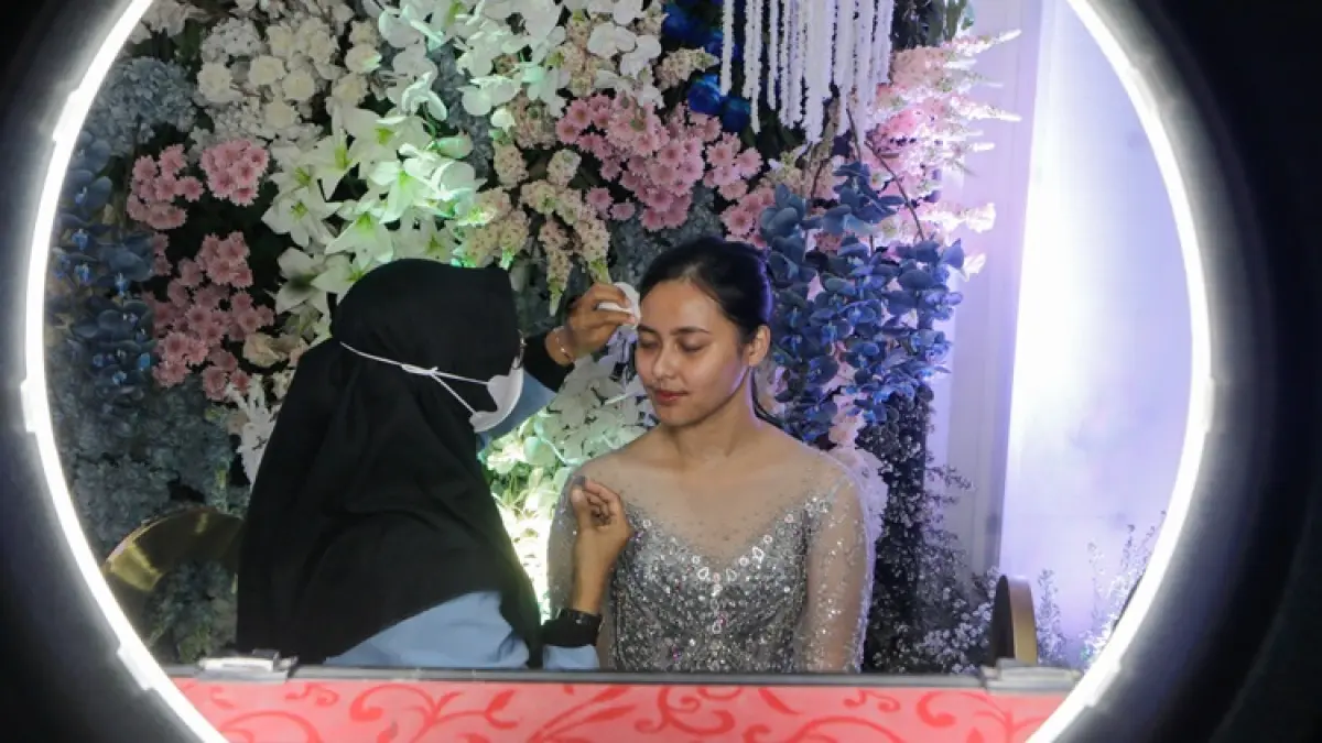 Ilustrasi make-up artist dalam sebuah wedding expo di Kota Solo, belum lama ini. (M Ihsan/Radar Solo)