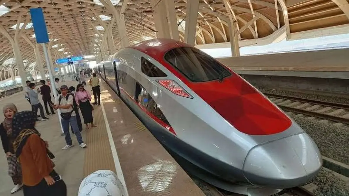 Kereta Cepat Whoosh melayani perjalanan Jakarta–Bandung dengan kecepatan operasional hingga 350 kilometer per jam dan menjadi kereta cepat pertama di Asia Tenggara. (Pinterest)