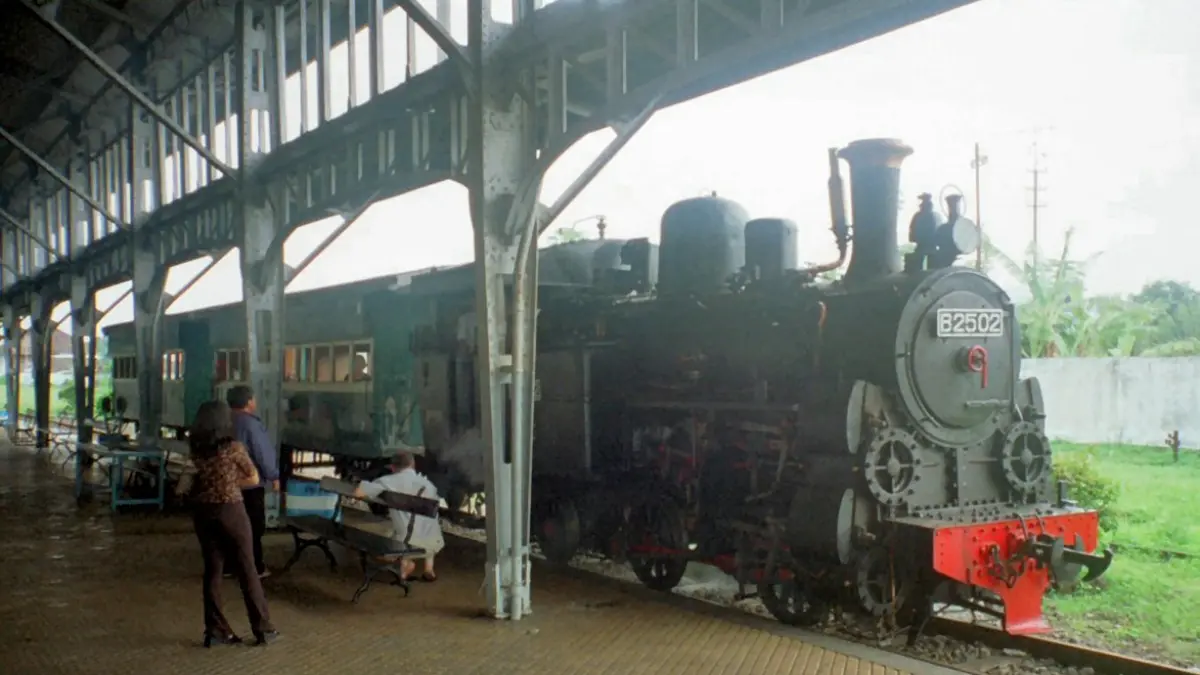 Lokomotif B2502 menarik rangkaian kereta wisata di Museum Kereta Api Ambarawa, Kabupaten Semarang. Lokomotif uap bergerigi ini menjadi salah satu yang masih beroperasi di dunia. (Museum Ambarawa Semarang)