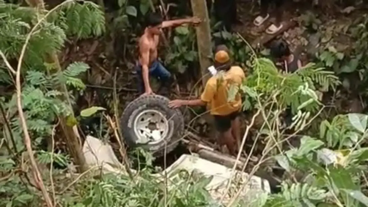 Sebuah jeep tiba-tiba jalan sendiri dan masuk jurang ketika 2 anak bermain di jeep tersebut, beruntung kedua anak bisa diselamatkan ibunya. (Rudi Hartono/solobalapan.com)