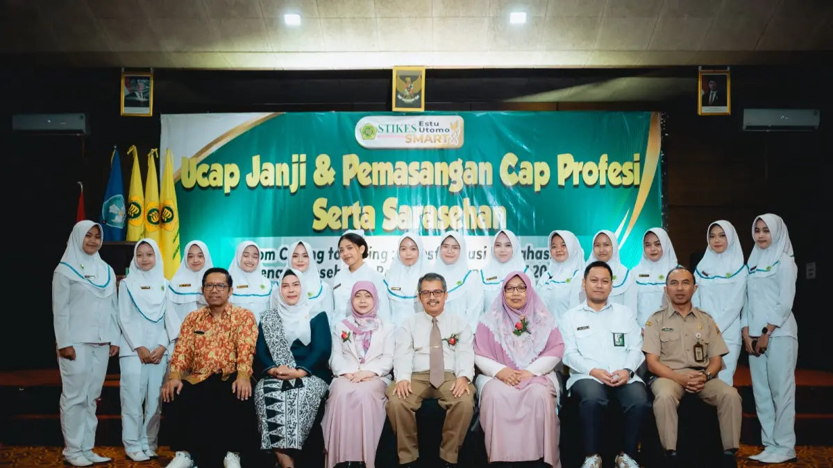 Foto bersama usai cap profesi kebidanan.