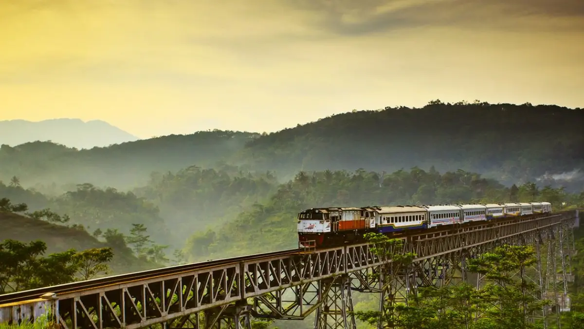Kereta api melintas di Jembatan Cikadongdong, Kabupaten Bandung Barat. Jalur ini dikenal sebagai salah satu lintasan kereta dengan panorama alam paling indah di Indonesia. (Google : Radar Lawu)