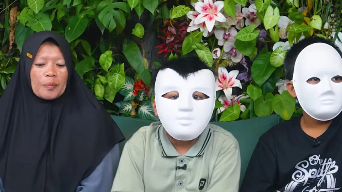 Santri di Lombok Tengah jadi korban pembakaran. (Tangkapan Layar YouTube Denny Sumargo)