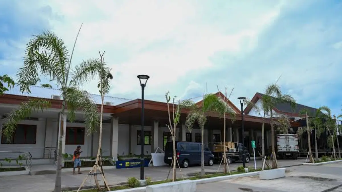 Stasiun Ketapang di Kabupaten Banyuwangi menjadi stasiun aktif paling timur di Pulau Jawa dan berperan sebagai penghubung perjalanan kereta api dengan penyeberangan menuju Pulau Bali. (Google ; Jawa pos)