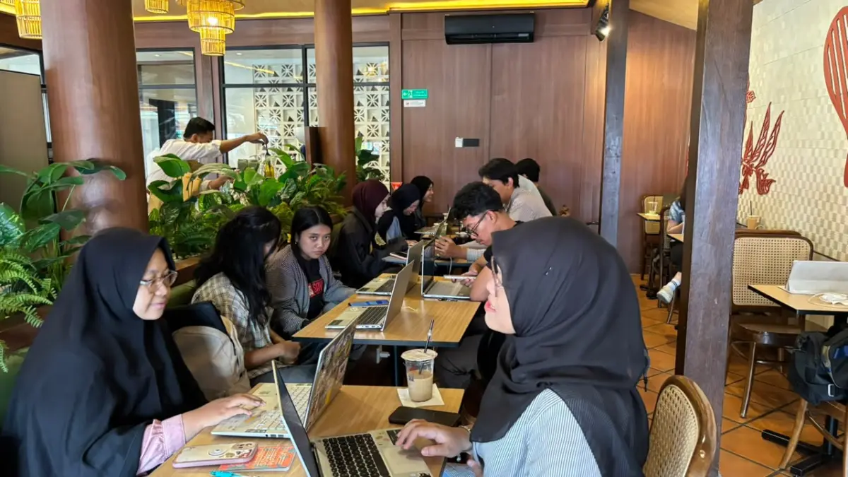 Suasana Kopi Kenangan Keprabon, Solo. (Siti Putri/Radar Solo)