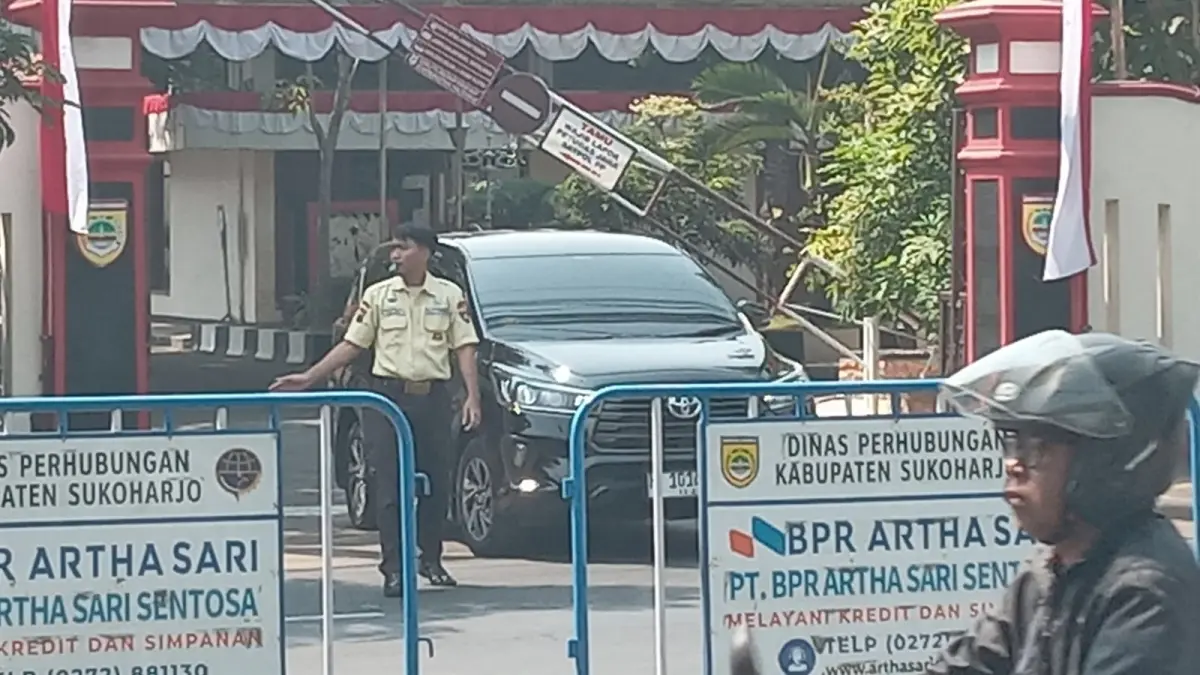 Tim penyidik KPK mendatangi Rumah Dinas Bupati Sukoharjo dan sejumlah kantor OPD. (Iwan Kawul/solobalapan.com)