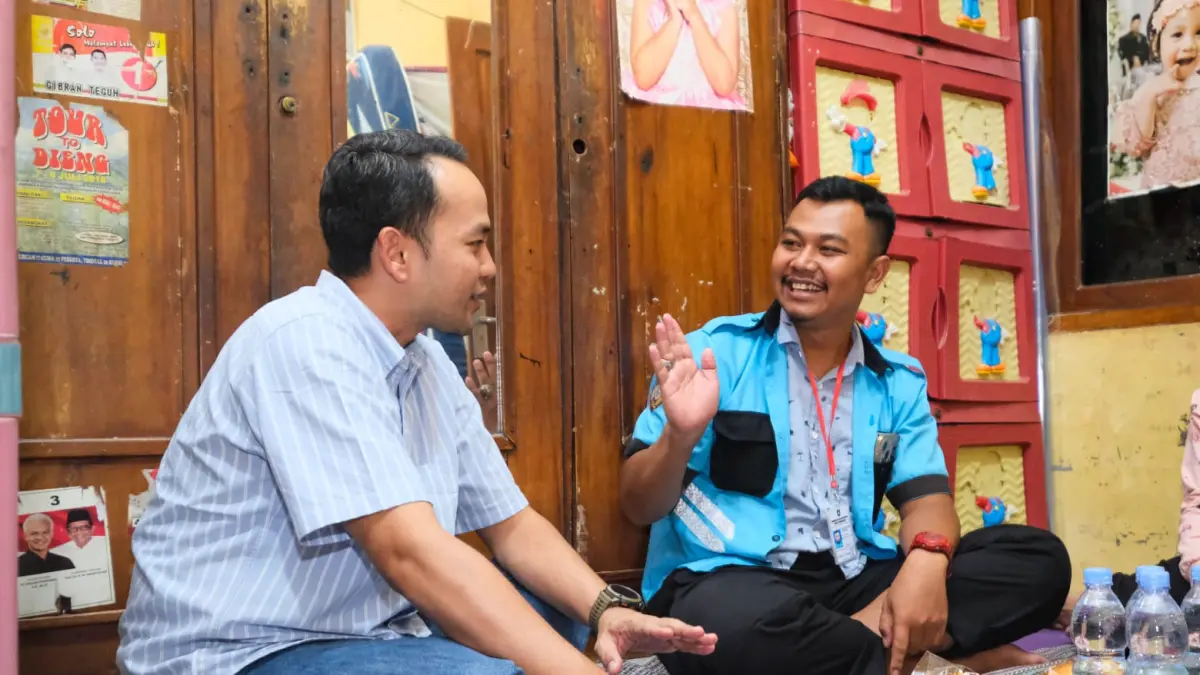 Wali Kota Surakarta Respati Ardi menunjukkan keseriusan dalam membenahi tata kelola ruang parkir Solo dengan mendatangi langsung rumah juru parkir. (Dok. Pemkot Solo)