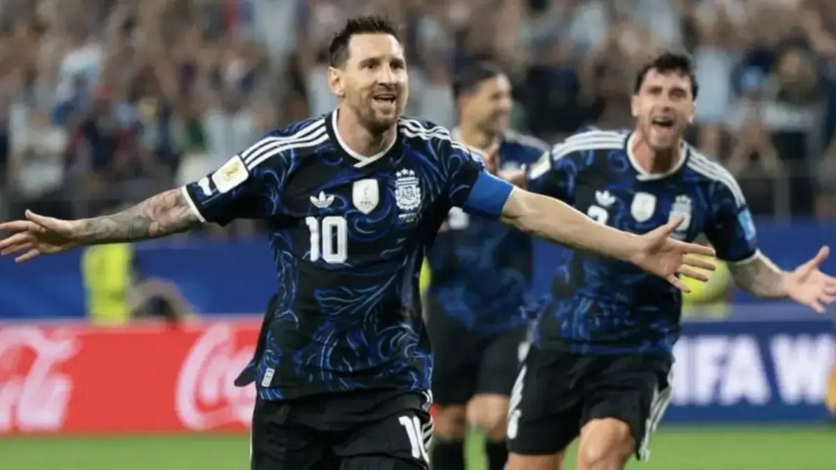 Argentina memilih mengenakan jersey biru tua saat menghadapi Inggris di semifinal Piala Dunia 2026. (Instagram: @leomessi)
