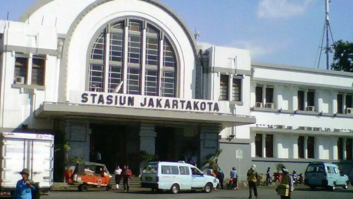 Bangunan Stasiun Jakarta Kota mempertahankan arsitektur bergaya kolonial Belanda yang menjadi salah satu ikon perkeretaapian bersejarah di Indonesia. (Pinterest)