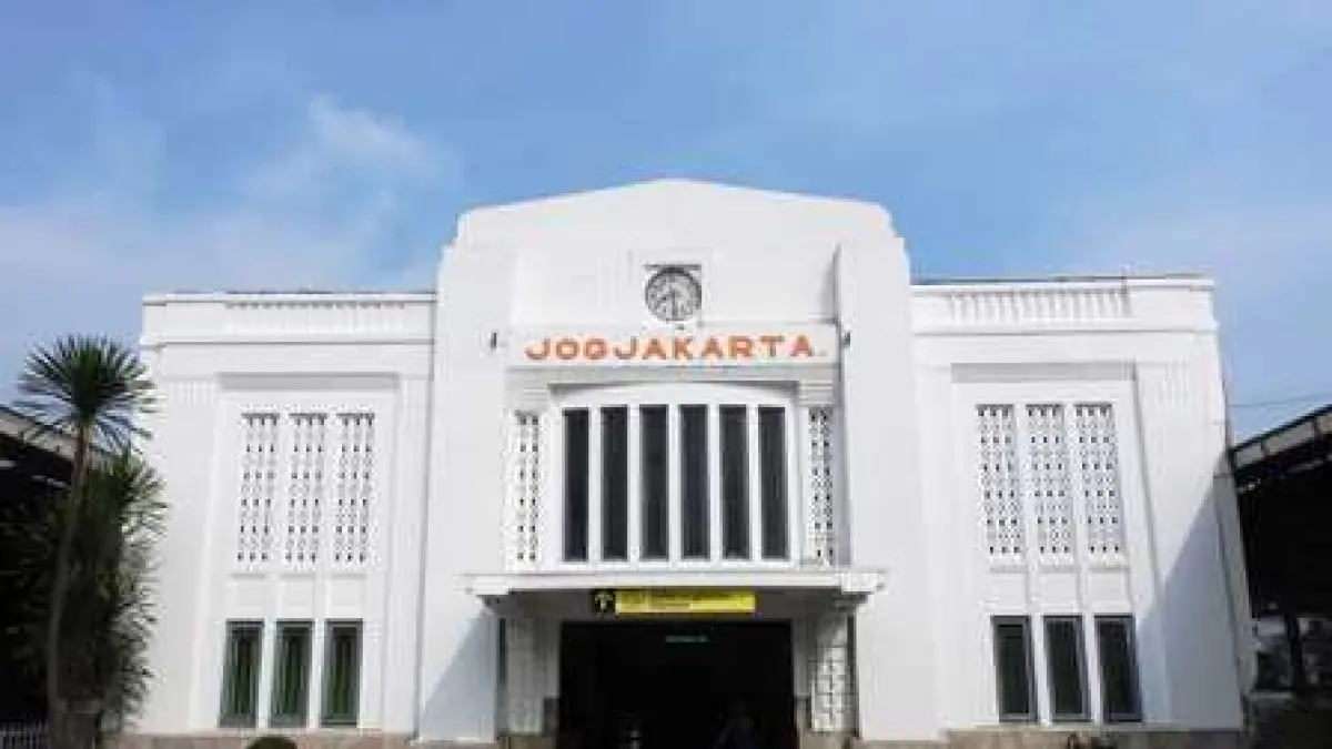 Bangunan Stasiun Tugu Yogyakarta yang telah berdiri sejak 1887. Selain menjadi simpul transportasi, stasiun ini juga menjadi salah satu ikon bersejarah di Kota Yogyakarta.(Google ; Website Dinas Kebudayaan)