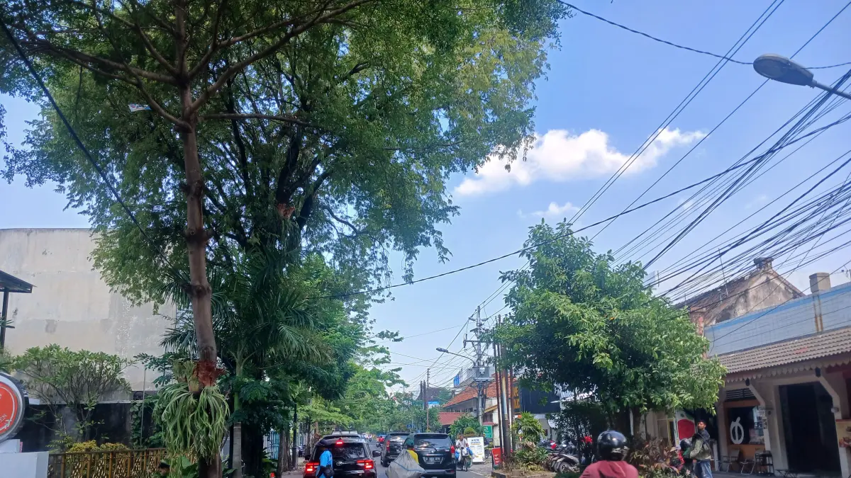 Foto Jalan Perintis Kemerdekaan Pada Siang Hari, Foto Diambil Dari Arah Utara