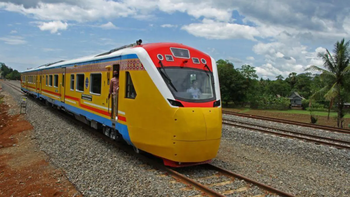 KA Andalan Celebes melayani perjalanan penumpang di jalur Makassar–Parepare. Kereta ini menjadi layanan penumpang pertama yang beroperasi di Pulau Sulawesi. (Chat gpt