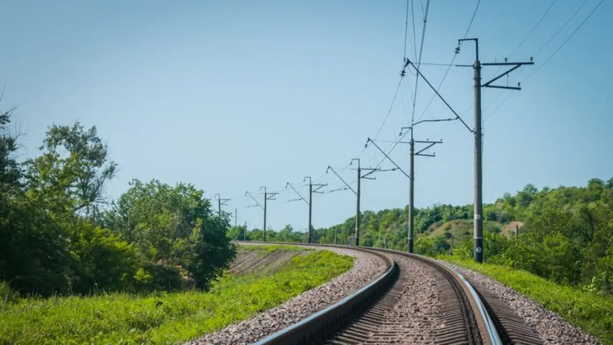 Lebar rel kereta api di Indonesia mencapai 1.067 milimeter atau Cape Gauge. Ukuran ini telah digunakan sejak masa kolonial dan masih menjadi standar pada sebagian besar jaringan kereta api nasional. (Pinterest)