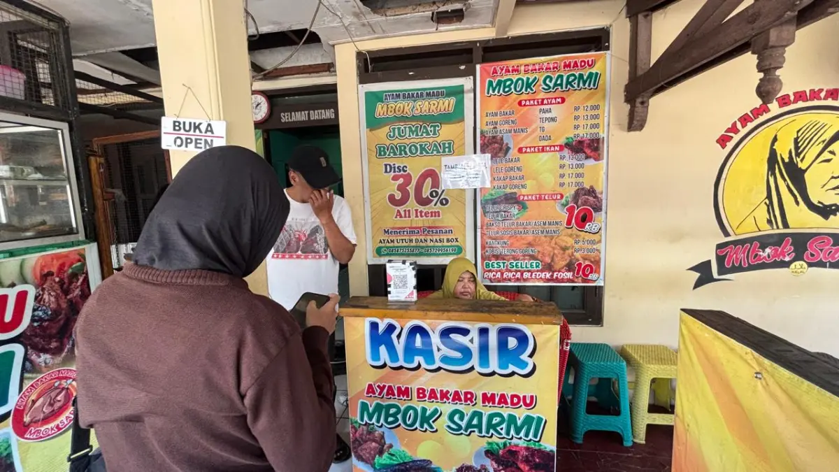 Warung makan ayam bakar madu mbok sarmi, Jebres. (Siti Putri/Radar solo)