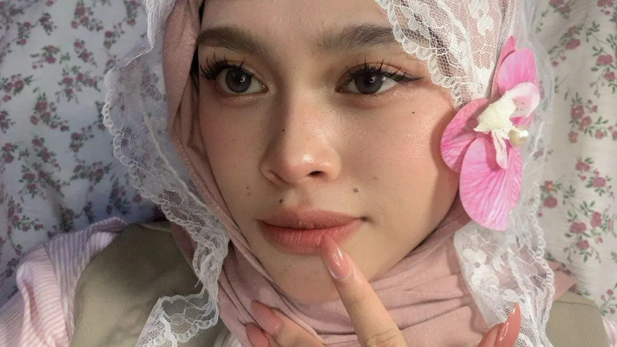 Aksesoris hijab clip orchid dan lace headscarf (Pinterest)