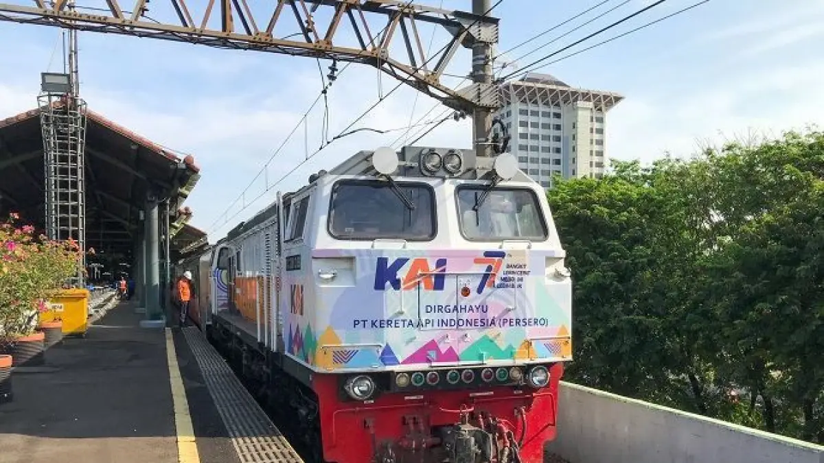 Lokomotif CC206 menjadi salah satu lokomotif andalan PT Kereta Api Indonesia. Dengan tenaga 2.250 HP, lokomotif ini melayani perjalanan kereta penumpang maupun kereta barang di berbagai wilayah Indonesia. (Pinterest)