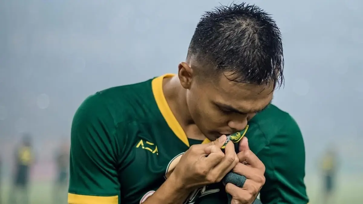 Rachmat Irianto mengambil peran penting membantu pemain anyar Persebaya Surabaya beradaptasi dengan budaya dan karakter Suroboyoan. (Dok Rachmat Irianto)