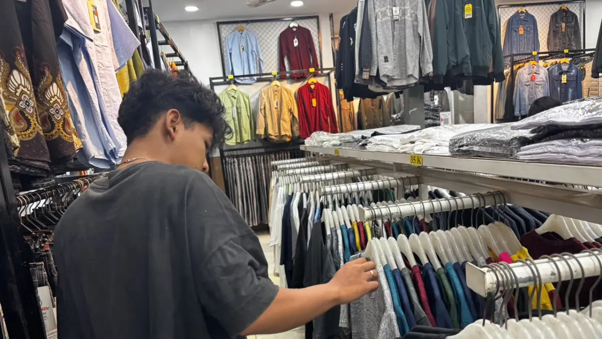 Toko Thrifting yang menjual baju-baju murah dengan kualitas baik. (Siti Putri/Radar solo)