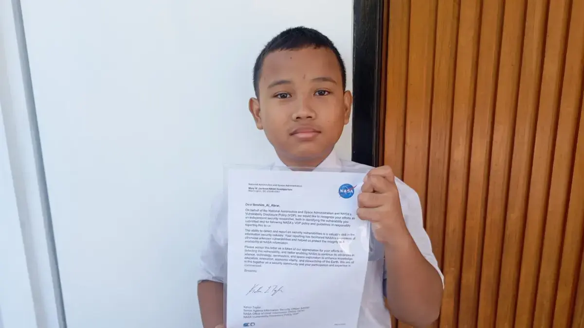 Ibrahim Al Abrar siswa kelas 6 SDN Geneng 3 Kemusu, Boyolali pamerkan surat apresiasi dari NASA. (ISTIMEWA)