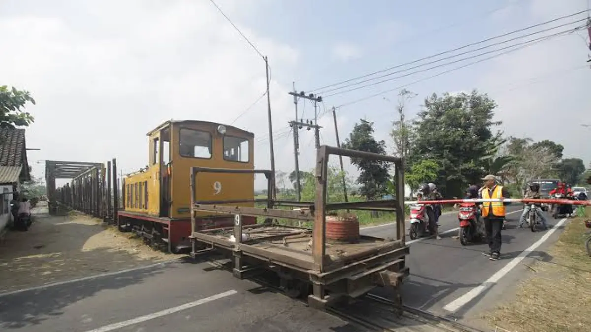 Kereta lori tebu pernah menjadi tulang punggung pengangkutan hasil panen dari perkebunan menuju pabrik gula. Jaringan rel sempit ini menjadi bagian penting dalam perkembangan industri gula di Pulau Jawa pada masa kolonial. (Google ; Radar Jember) 