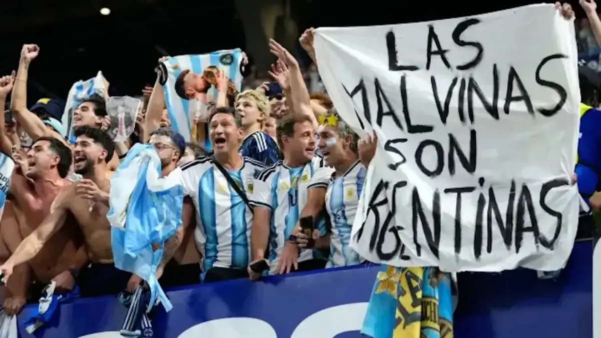 Selebrasi kemenangan Argentina atas Inggris di semifinal Piala Dunia 2026 memicu kontroversi setelah para pemain membentangkan banner "Las Malvinas Son Argentinas".  (FIFA)