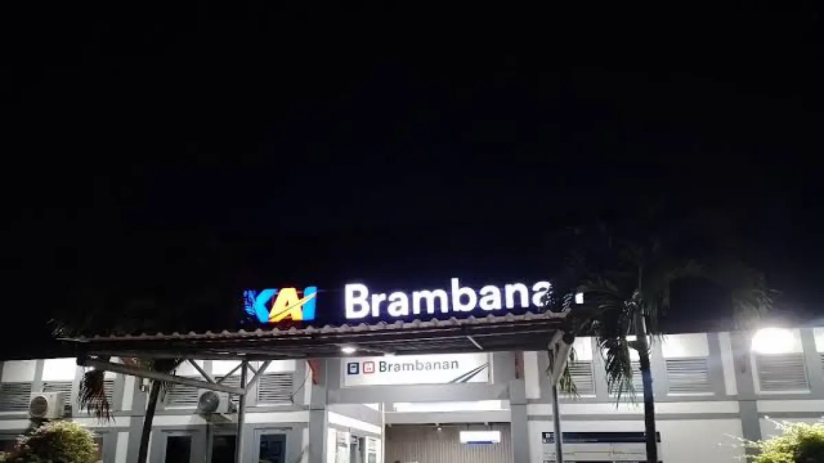 Stasiun Brambanan menjadi salah satu akses transportasi menuju Candi Prambanan. Lokasinya yang dekat dengan kawasan wisata membuat stasiun ini banyak dimanfaatkan wisatawan yang menggunakan KRL maupun kereta lokal. (Google)