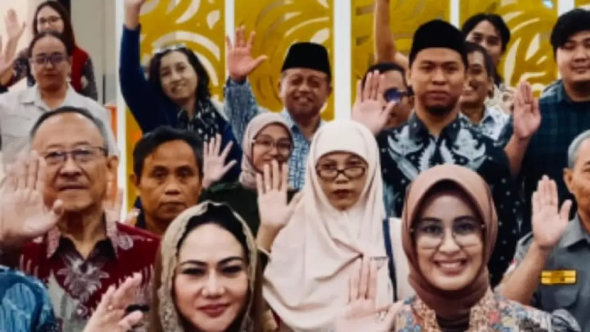 Wakil Wali Kota Solo Astrid Widayani berfoto bersama dalam acara Rapat Koordinasi bersama ormas yang diinisiasi oleh Satpol PP Kota Surakarta. (Dok. Pemkot Solo)