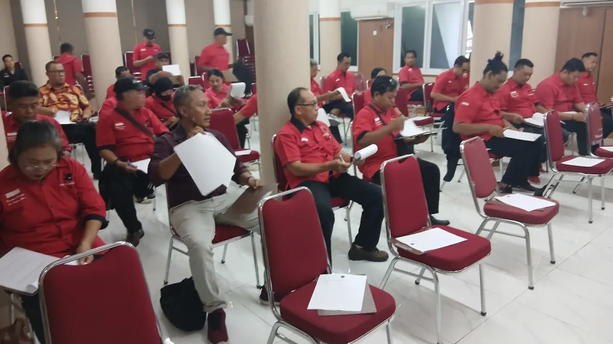 DPC PDI Perjuangan Kota Surakarta menggelar fit and proper test (uji kelayakan dan kepatutan) tertulis bagi para calon pengurus di tingkat ranting atau kelurahan, Sabtu (18/7).