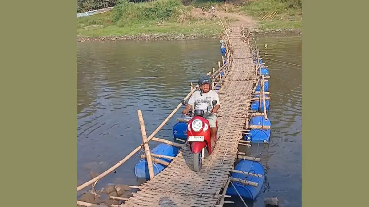 Ilustrasi warga menyeberangi jembatan sesek di Bandar Beton, Kampung Sewu, Kelurahan Sewu, Jebres, Solo. (Dok. Radar Solo) 