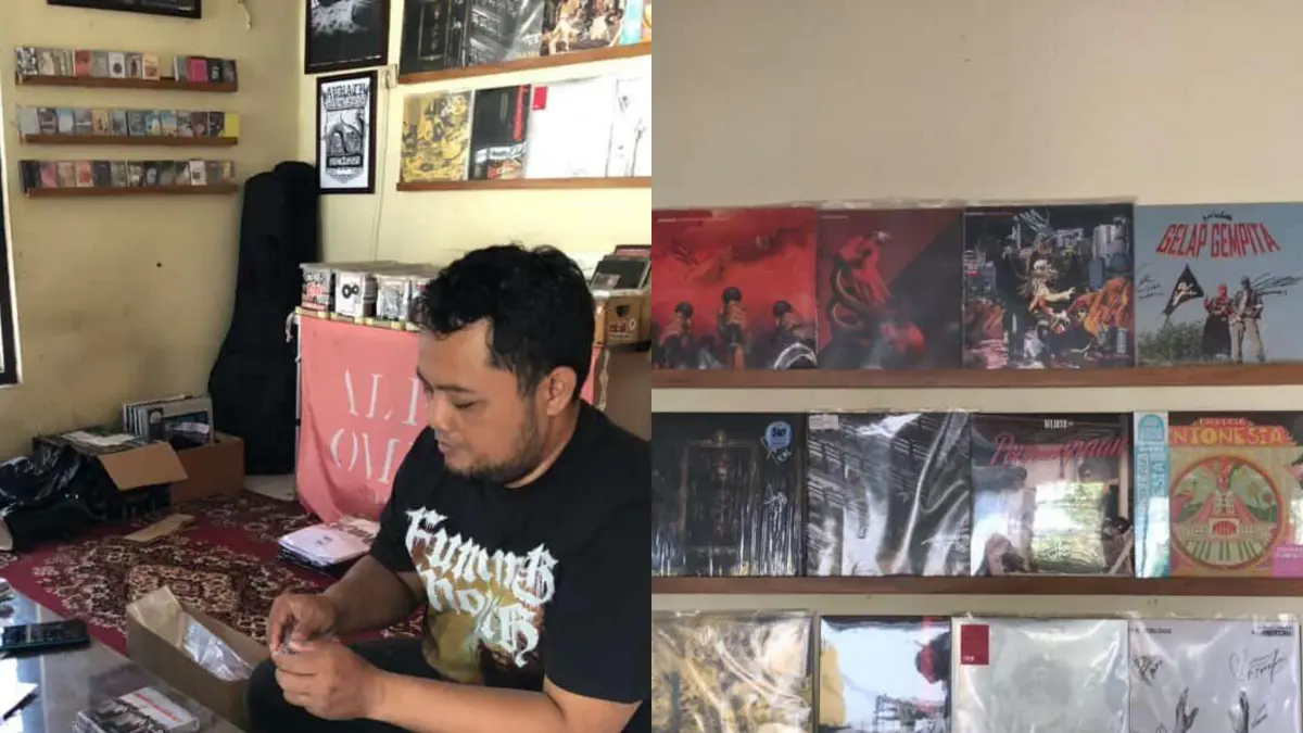 Potret Dondit Yang Sedang Melipat Kertas Cover Kaset Pita, Foto Disebelah Kanan Merupakan Koleksi Piringan Hitam Dondit Dan Dagangannya