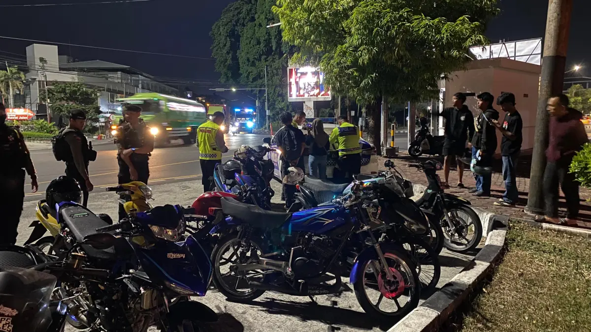 Polisi menangkap aksi balap liar dengan knalpot brong di depan Rumah Sakit Panti Waluyo Solo. (Dok. Polresta Ska)