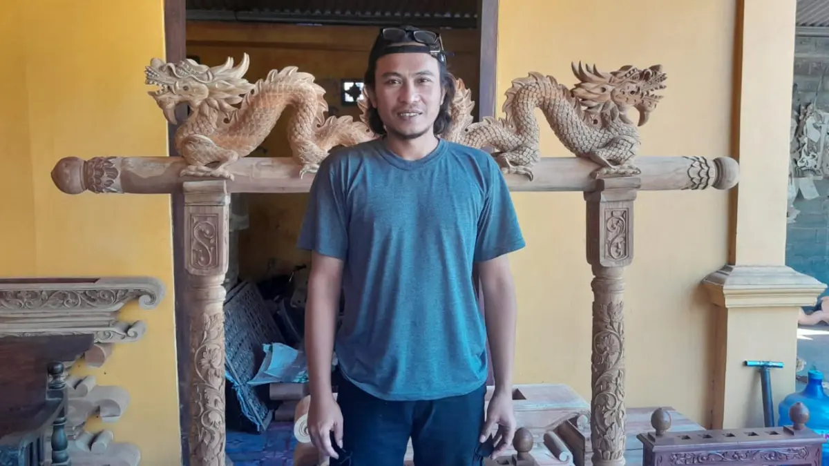 Ariyanto, seorang pengrajin rancak gamelan dari Desa Punduhsari.