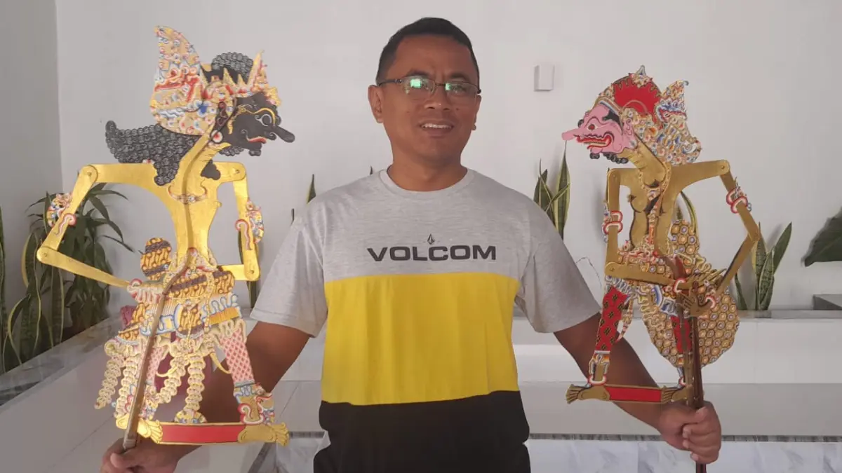 Bambang Riyadi, salah satu pengrajin wayang di Desa Kepuhsari, Manyaran, Wonogiri. 