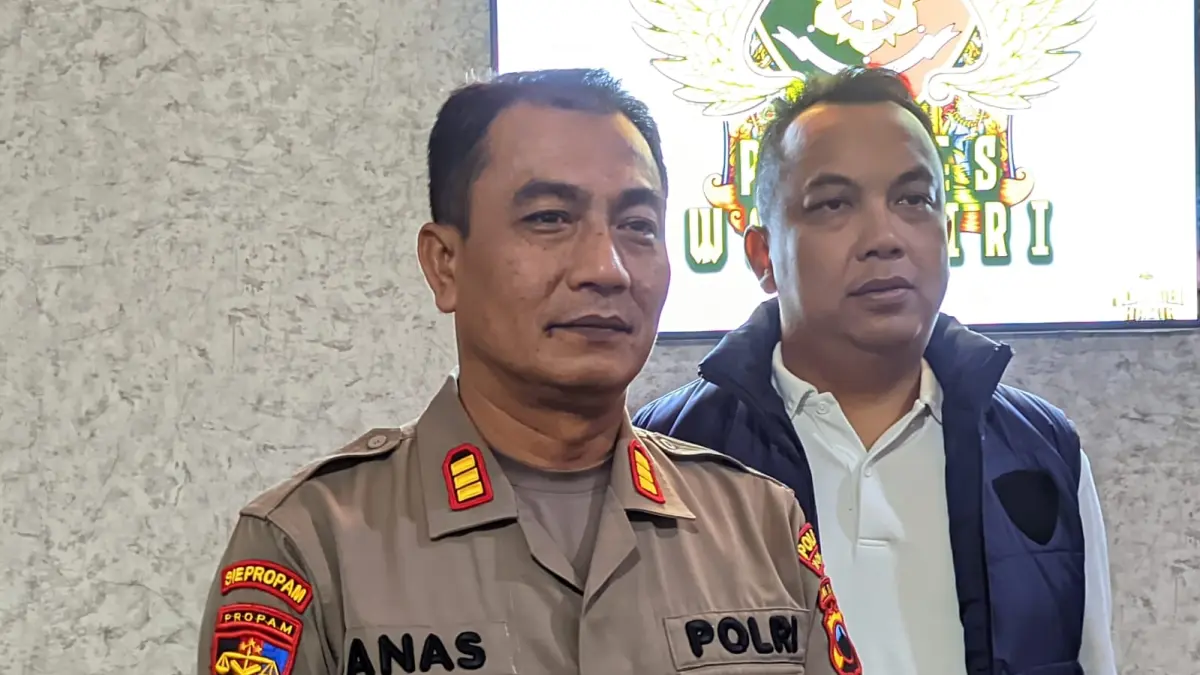 Kasi Propam Polres Wonogiri AKP Anas Abdillah bersama Kasatreskrim Polres Wonogiri Iptu Agung Sedewo. (Iwan Adi Luhung/solobalapan.com)