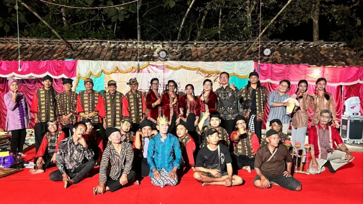 Kelompok Mugo Laras setelah menampilkan kesenian srandul.