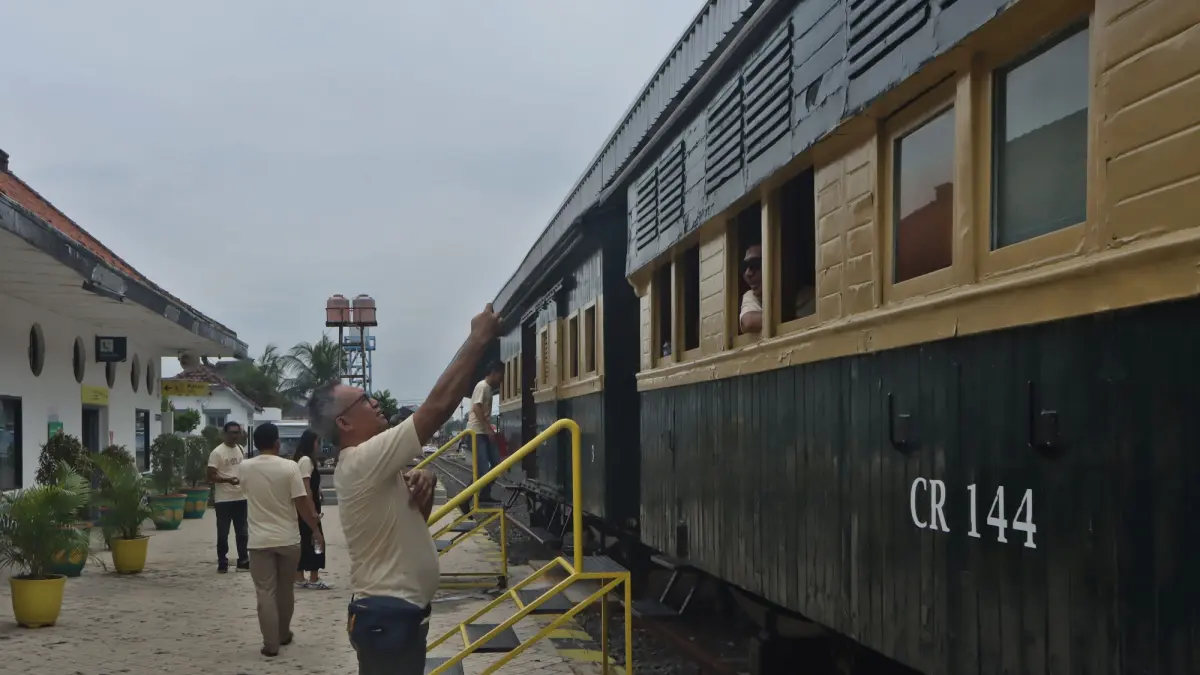 Kereta uap jaladara masih beroperasi di Kota Solo. (Arief Budiman/Radar Solo)