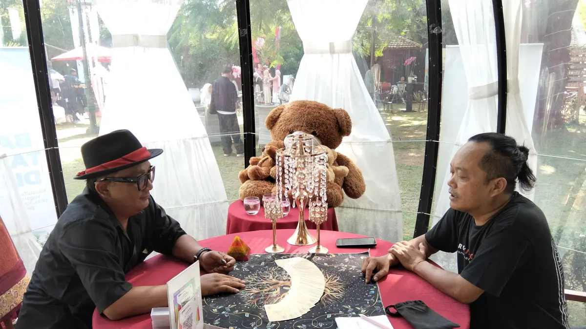 sesi pembacaan tarot (Anmer Jilvandis)