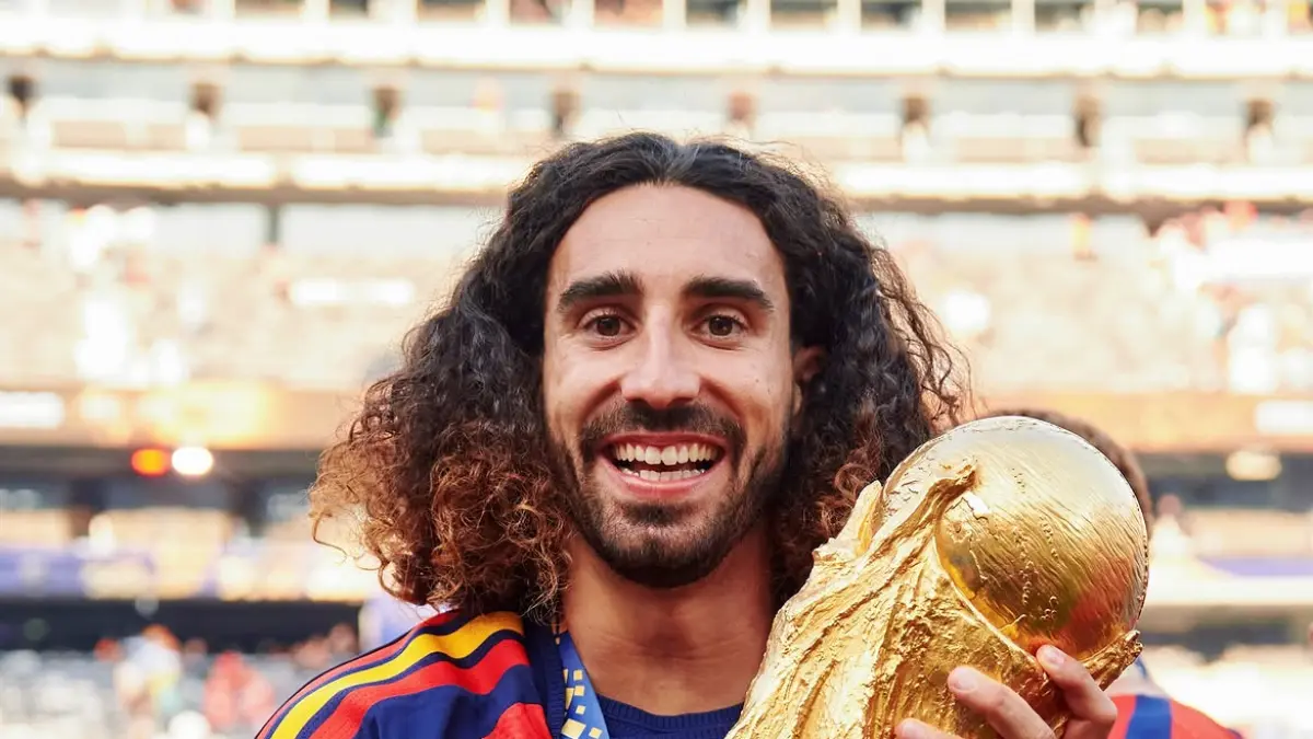 Marc Cucurella mengangkat trofi Piala Dunia 2026. (Dok. Marc Cucu Rella)