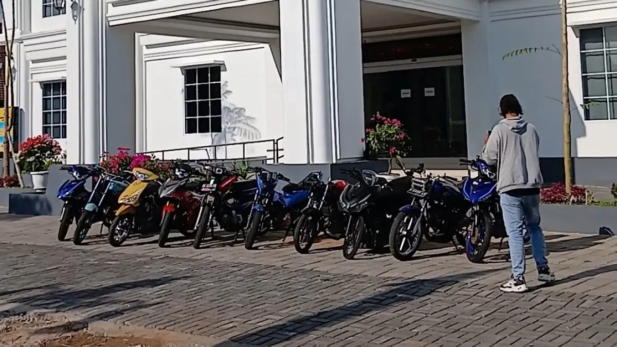 Polresta Surakarta menindak tegas aksi balap liar dan penggunaan knalpot brong yang meresahkan masyarakat di wilayah Kota Solo. Sebanyak 10 unit sepeda motor berhasil disita dan diamankan di Mapolresta Surakarta. (Damianus Bram/Radar Solo)