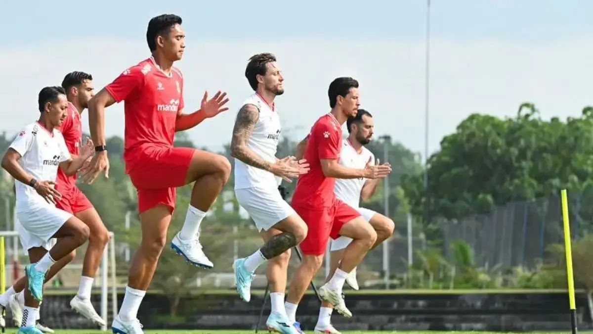 Skuad Timnas Indonesia mengikuti sesi latihan di Training Center Bali United, Pantai Purnama, Gianyar, Bali, menjelang Piala AFF 2026. (Fikri Yusuf/Antara)