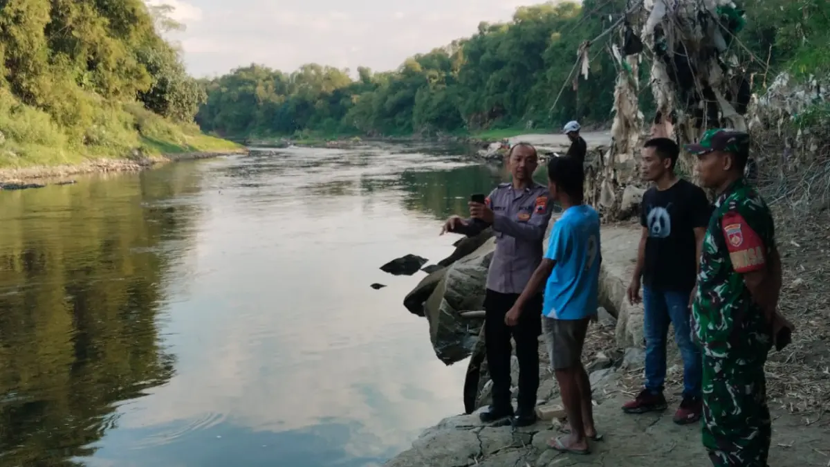 Tim SAR gabungan terus berupaya mencari hilangnya Irsad Rivai Musslih yang terseret arus Sungai Bengawan Solo. (Dok. Tims SAR)