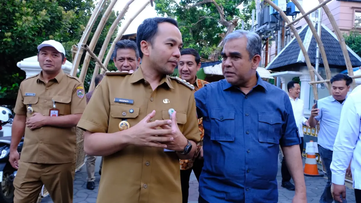 Wali Kota Solo, Respati Ardi, menerima kunjungan Ketua Majelis Permusyawaratan Rakyat (MPR) RI, Ahmad Muzani, dalam sebuah perbincangan informal sambil menikmati kopi bersama para kepala daerah se-Solo Raya, Senin (20/7).