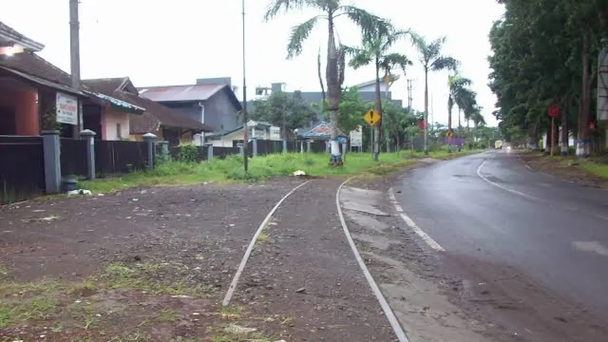 Bekas jalur kereta api yang kini berubah menjadi jalan atau kawasan permukiman menjadi pengingat bahwa Indonesia pernah memiliki jaringan rel yang jauh lebih luas dibandingkan saat ini. (Google)