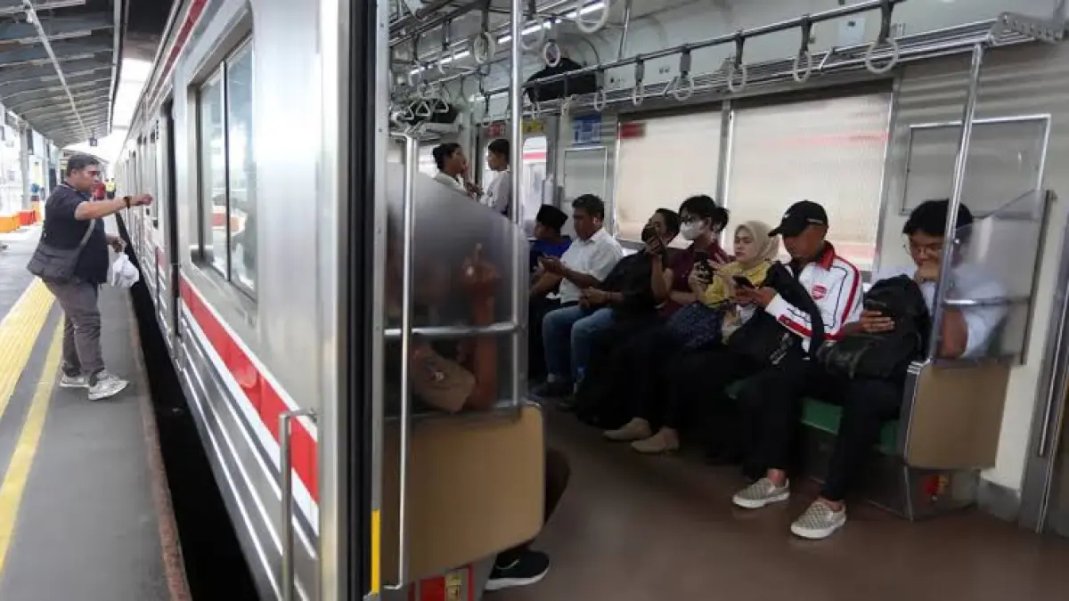 Berbagai inovasi layanan dan peningkatan fasilitas membuat kereta api semakin diminati masyarakat. Selain tepat waktu, perjalanan dengan kereta kini menawarkan pengalaman yang lebih nyaman dan praktis. (Jawa Pos)