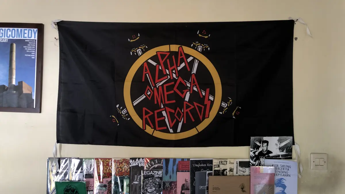 Foto Rak Dari Lapak Alphaomega Records Yang Berisikan Rilisan Fisik