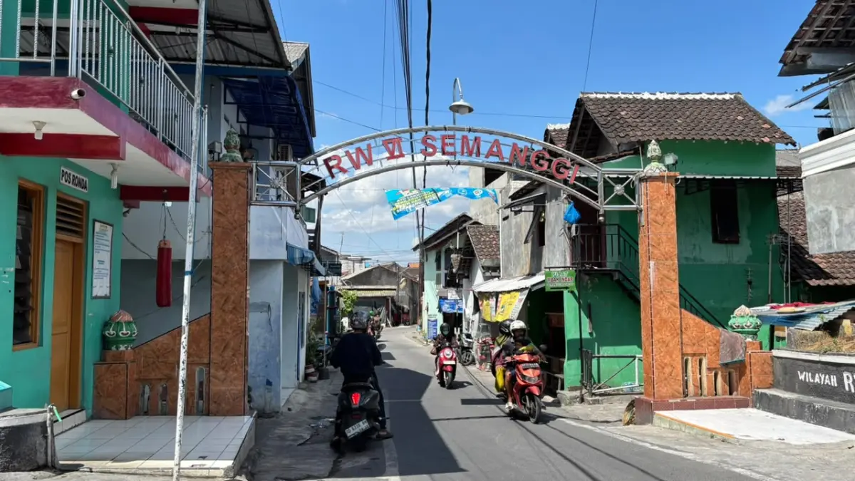 Gapura Kampung Semanggi, Pasar Kliwon