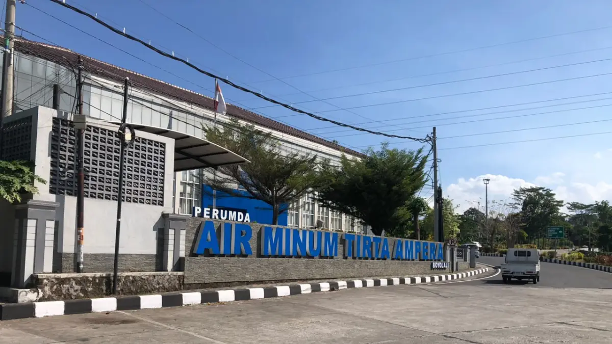 Keluhan air PUDAM Tirta Ampera Boyolali yang keruh dan berbusa di Kenteng Penggung dipastikan tuntas. Dirut klaim aliran air kembali normal. (Khofid/Radar Solo)