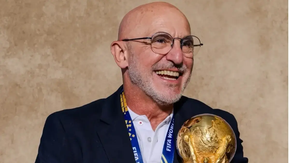 Luis de la Fuente membawa trofi Piala Dunia 2026. (instgram luisdelafuentee)