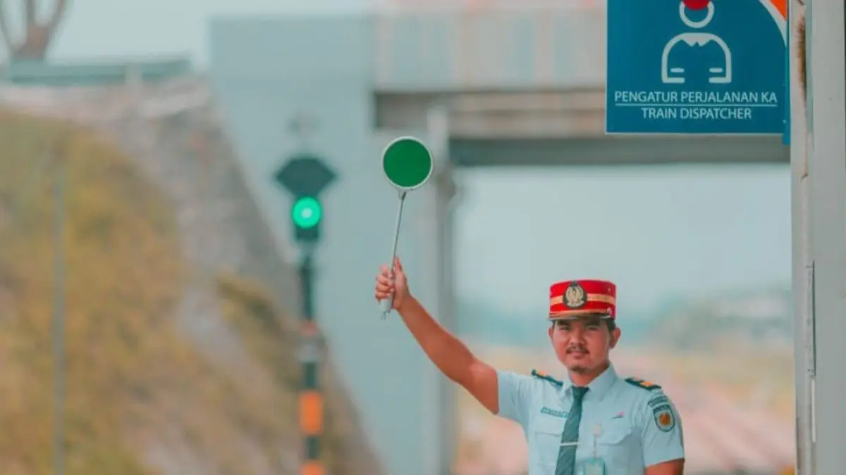Semboyan kereta api menjadi bagian penting dalam komunikasi operasional perkeretaapian. Melalui isyarat dan kode tertentu, petugas memastikan setiap perjalanan berlangsung aman, tertib, dan sesuai prosedur. (Twitter KAI)