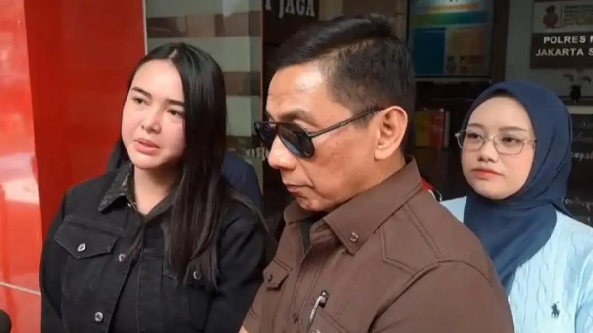 Amanda Manopo bersama kuasa hukumnya, Sandy Arifin. (Abdul Rahman/JawaPos.com)